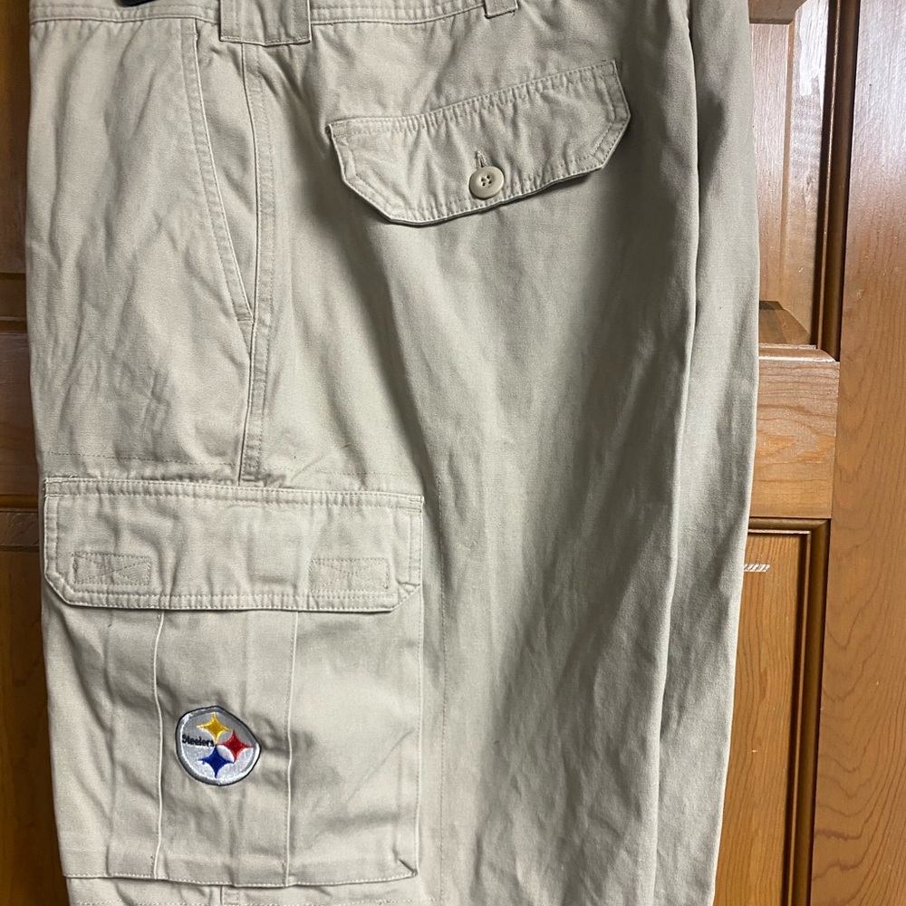 Reyn Spooner Pittsburgh Steelers Cargo Shorts
size 38.  Shorts are brand new!